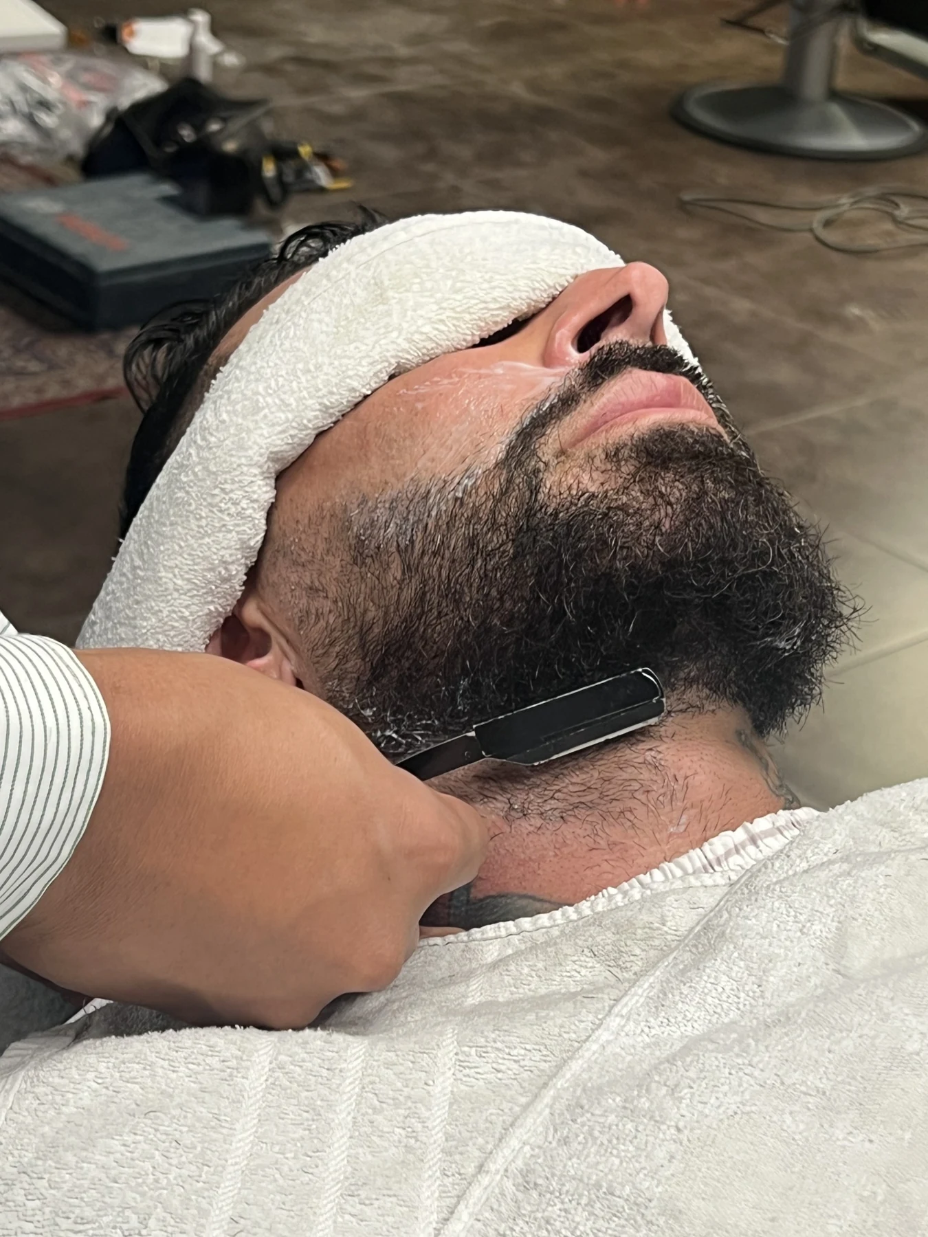Detalhe do acabamento de uma barba durante o atendimento