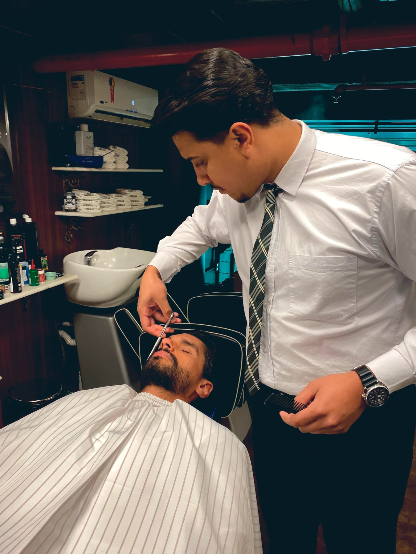 Jonathan durante um atendimento de barba